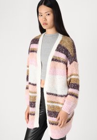 Stickad cardigan med vertikala ränder i pastellrosa, vitt, brunt och vinrött. Öppen framsida med långa ärmar och texturerad tyg.