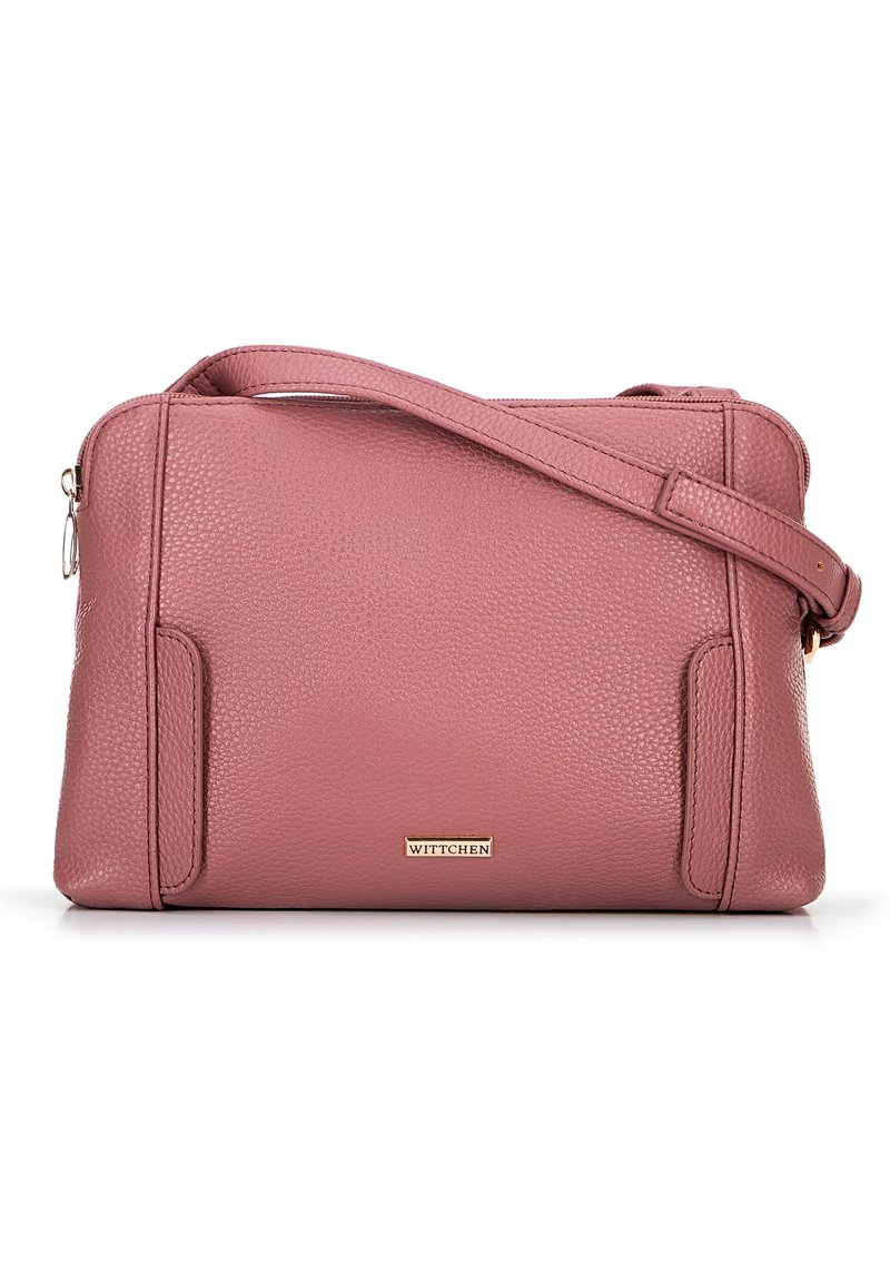 Borsa a tracolla in pelle rosa con finitura testurizzata, dotata di chiusura con zip, tracolla regolabile e una placca metallica con marchio sul davanti.