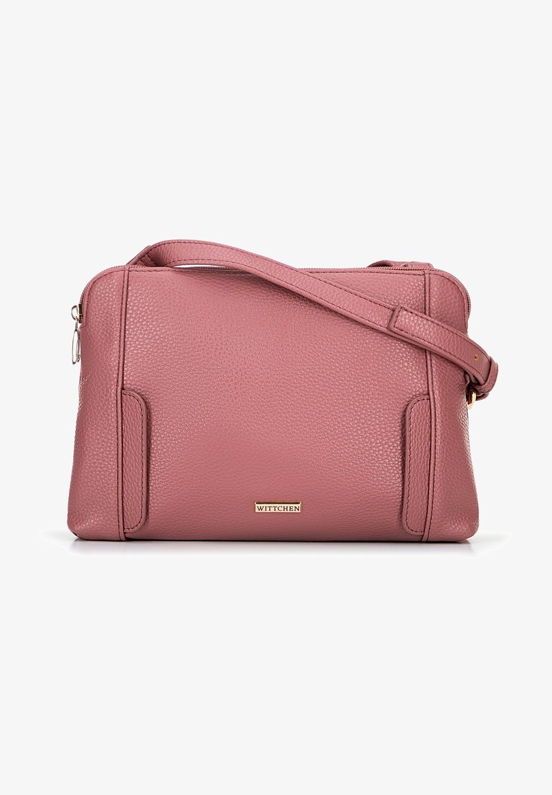 Borsa a tracolla in pelle rosa con finitura testurizzata, dotata di chiusura con zip, tracolla regolabile e una placca metallica con marchio sul davanti.
