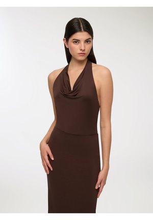 Abito marrone con scollo halter realizzato in tessuto liscio, con scollatura drappeggiata e silhouette aderente, con orlo che arriva al ginocchio.