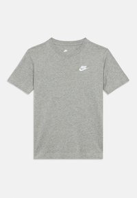 Siva Nike majica kratkih rukava s bijelim Nike logotipom na lijevoj strani prsa i unutar ovratnika, jednobojna pozadina.