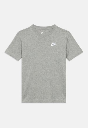 Szürke rövid ujjú Nike póló fehér Nike logóval a bal mellrészen és a gallér belsején, egyszínű háttérrel.