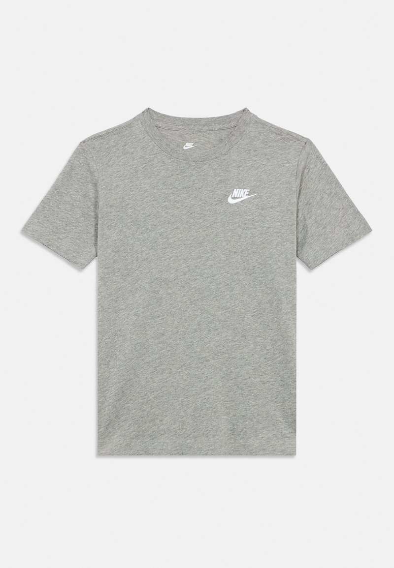 Siva Nike majica kratkih rukava s bijelim Nike logotipom na lijevoj strani prsa i unutar ovratnika, jednobojna pozadina.