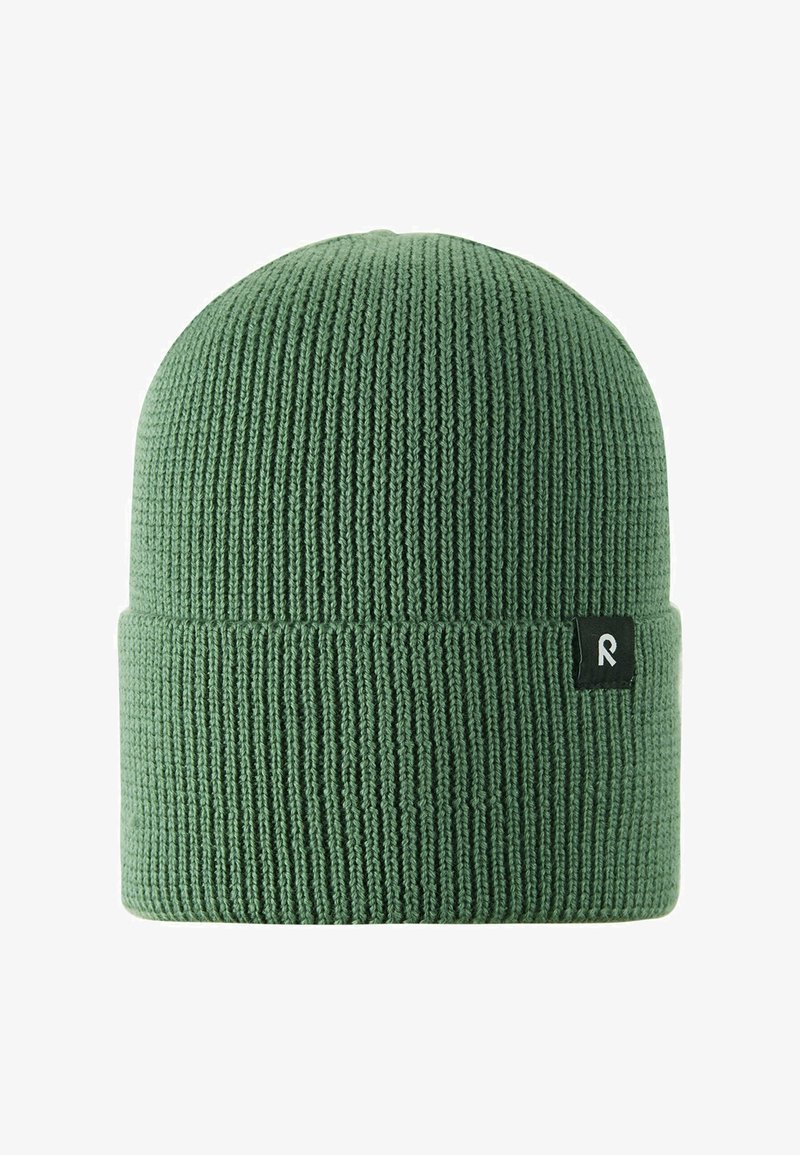 Zielona dziana czapka beanie o prążkowanej strukturze i złożonym mankietem. Posiada czarną metkę z białą literą "R" po boku.