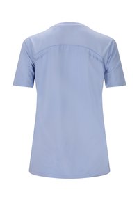 Camicia azzurra a maniche corte realizzata in un tessuto morbido e traspirante, con colletto rotondo e delicate perforazioni lungo le cuciture delle spalle.