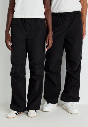 NMCHARLIE PARACHUTE UNISEX - Tygbyxor - black