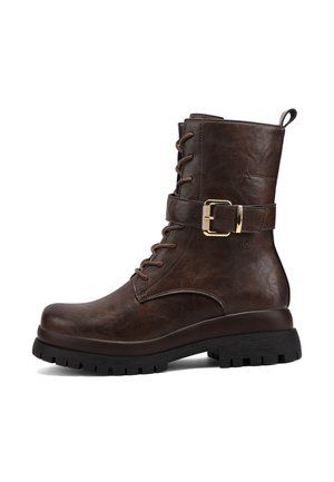 Stivale alla caviglia in pelle marrone con chiusura lacci, dettaglio fibbia laterale, suola spessa e finitura texturizzata. Presenta punta arrotondata e suola resistente.