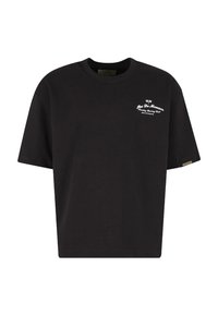Μαύρο κοντομάνικο T-shirt με στρογγυλή λαιμόκοψη, με μικρό λευκό κείμενο "Gas De Monaco Sunday Racing Club" και λογότυπο με σταυρωμένες σημαίες στο αριστερό στήθος.