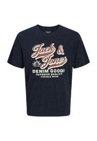 Camiseta de algodón azul marino con gran texto en blanco y rojo que dice "Jack & Jones," "DENIM GOODS," y "SUPERIOR QUALITY." Manga corta, cuello redondo.