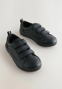 Mustad mustad suured, siledast sünteetilisest materjalist, millel on kolm reguleeritavat Velcro rihma, madal profiil ja väike aas kandadel.