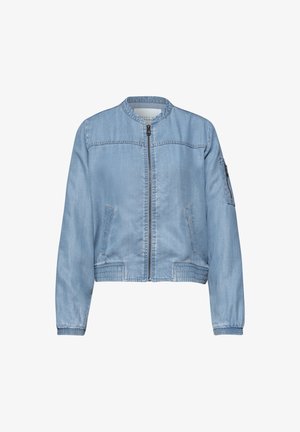 Jasnoniebieska kurtka bomber z denimu z zamkiem z przodu, dwoma bocznymi kieszeniami, elastycznymi mankietami oraz kieszenią na zamek na lewym rękawie.
