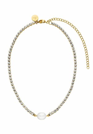 Collier chaîne en or avec des pierres précieuses transparentes, une seule perle blanche ovale au centre et un fermoir ajustable avec une petite étiquette ronde.