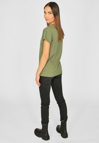 TOP GUN Printtipaita - olive