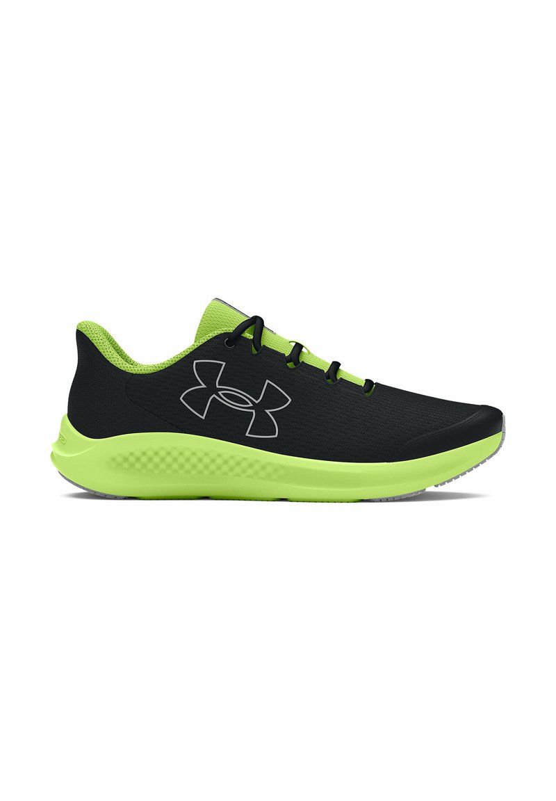Schwarze Sportschuhe mit leuchtend grünen Akzenten, Obermaterial aus Mesh, strukturierte Sohle und schwarzen Schnürsenkeln. Verfügt über ein reflektierendes Logo an der Seite.