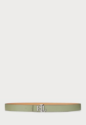 Ceinture en cuir vert clair avec doublure intérieure beige et boucle argentée avec logo RL, posée à plat sur un fond blanc.
