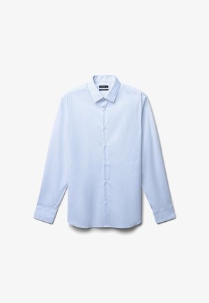 Camicia azzurra chiara con colletto appuntito, maniche lunghe e un sottile motivo testurizzato. Presenta un orlo curvo e bottoni standard.