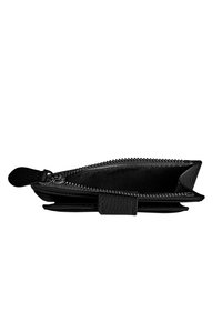 Portafoglio in pelle nera con chiusura a zip tutto attorno, numerosi scomparti per carte e dettagli testurizzati. Design compatto e fodera interna morbida.