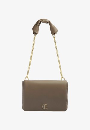 Braune Lederhandtasche mit einer goldenen Kettenriemen und einem verknoteten Stoffgriff. Mit einem dezent geprägten Logo auf der Vorderseite. Rechteckige Form.