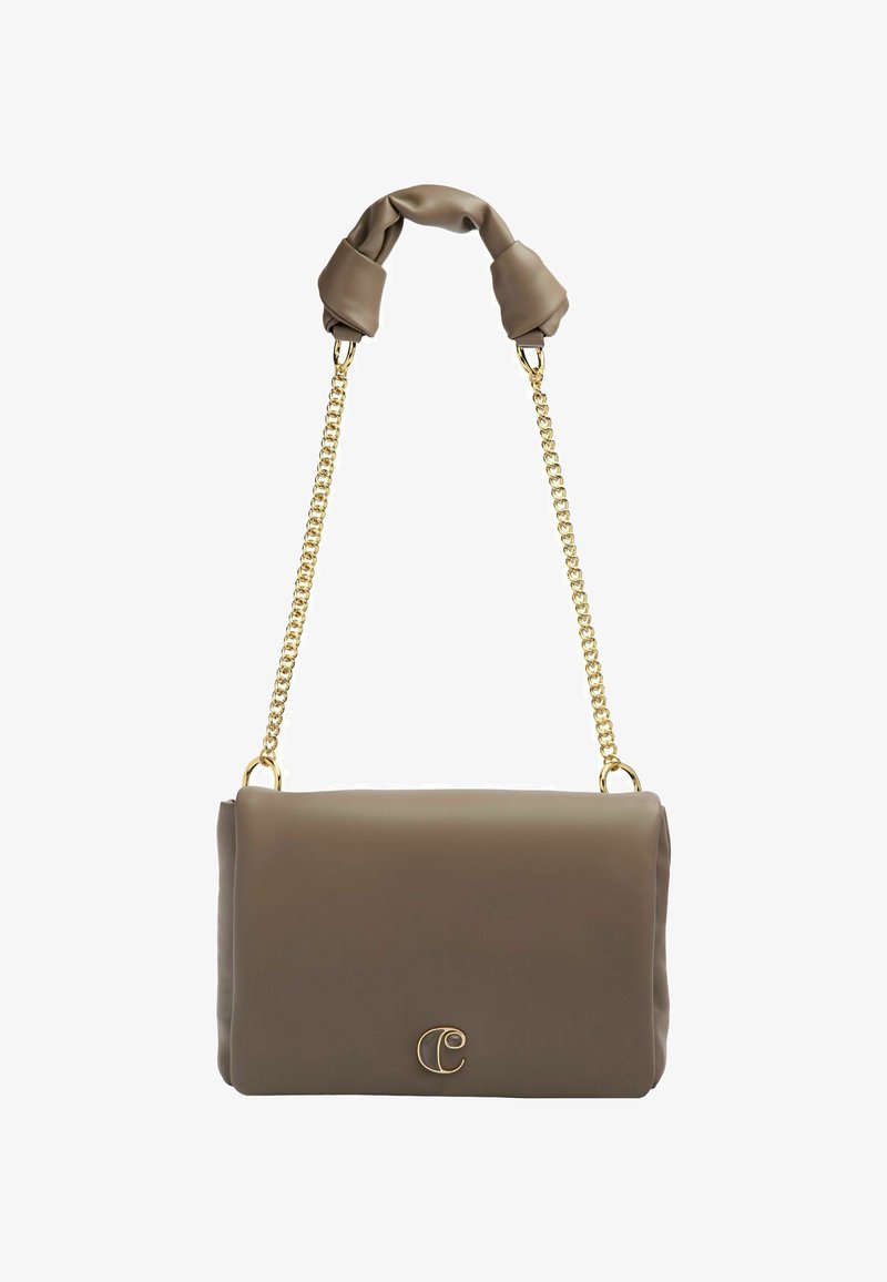 Brązowa skórzana torebka na ramię z złotym łańcuszkiem i wiązaną tkaninową rączką. Posiada subtelne wytłoczone logo z przodu. Prostokątny kształt.