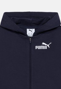 Μπλε σκούρο φούτερ για νήπια με φερμουάρ μπροστά και λευκ ό λογότυπο Puma στο στήθος, μέγεθος 18 μηνών, κατασκευασμένο στο Μπαγκλαντές.