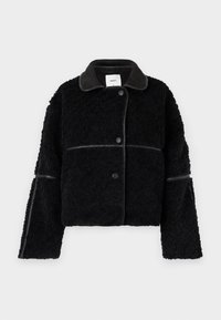 Svart kort jacka i fluffigt material med en slät skinnliknande krage och detaljer. Har knäppning med knappar och vida ärmar.