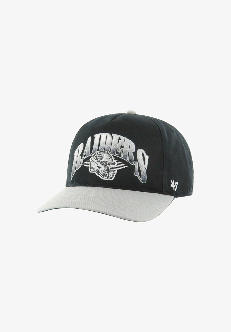 Casquette noire avec une visière grise, arborant "RAIDERS" brodé en argent. Comprend un graphisme de casque de football américain et le logo "47" sur le côté.
