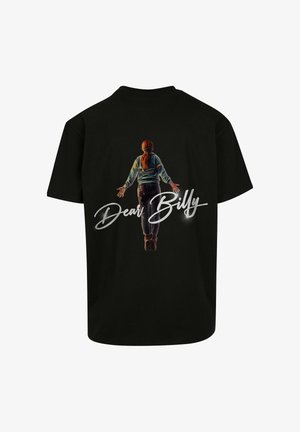 Mustast puuvillast T-särk, millel on trükitud illustratsioon pikad juuksed omavast tegelasest sinises jopes ning valgete kirjastiilis sõnadega "Dear Billy".
