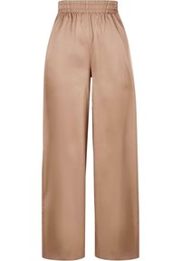 Pantalons larges beiges en satin lisse, avec une taille élastique et un design décontracté et fluide sans poches visibles.