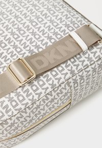 DKNY BRYANT AVE BACKPACK - Hátizsák - putty/marshmallow