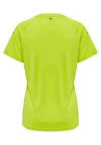 Camisa de manga corta en un brillante verde lima, hecha de una tela suave y ligera. Presenta un escote redondo y un detalle de costura mínima.