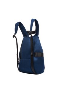Mochila de malla azul con diseño ergonómico, que cuenta con correas ajustables, una banda de acento negra y un bolsillo con cremallera. Textura suave.