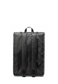 Sac à dos noir en tissu durable avec une forme rectangulaire, deux bretelles réglables, une poignée supérieure et deux attaches latérales.