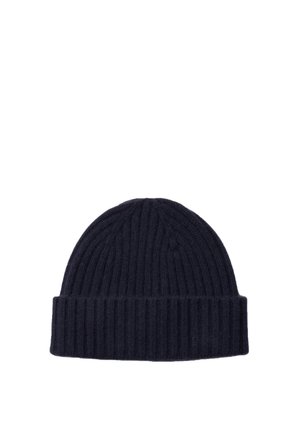 Un gorro de punto acanalado azul marino oscuro con un amplio borde vuelto, sobre un fondo blanco.