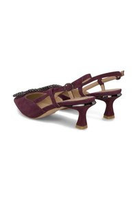 Zapatos de ante color vino con tiras traseras, Punta afilada, tacón delgado y un acento decorativo de cuentas en la parte frontal.