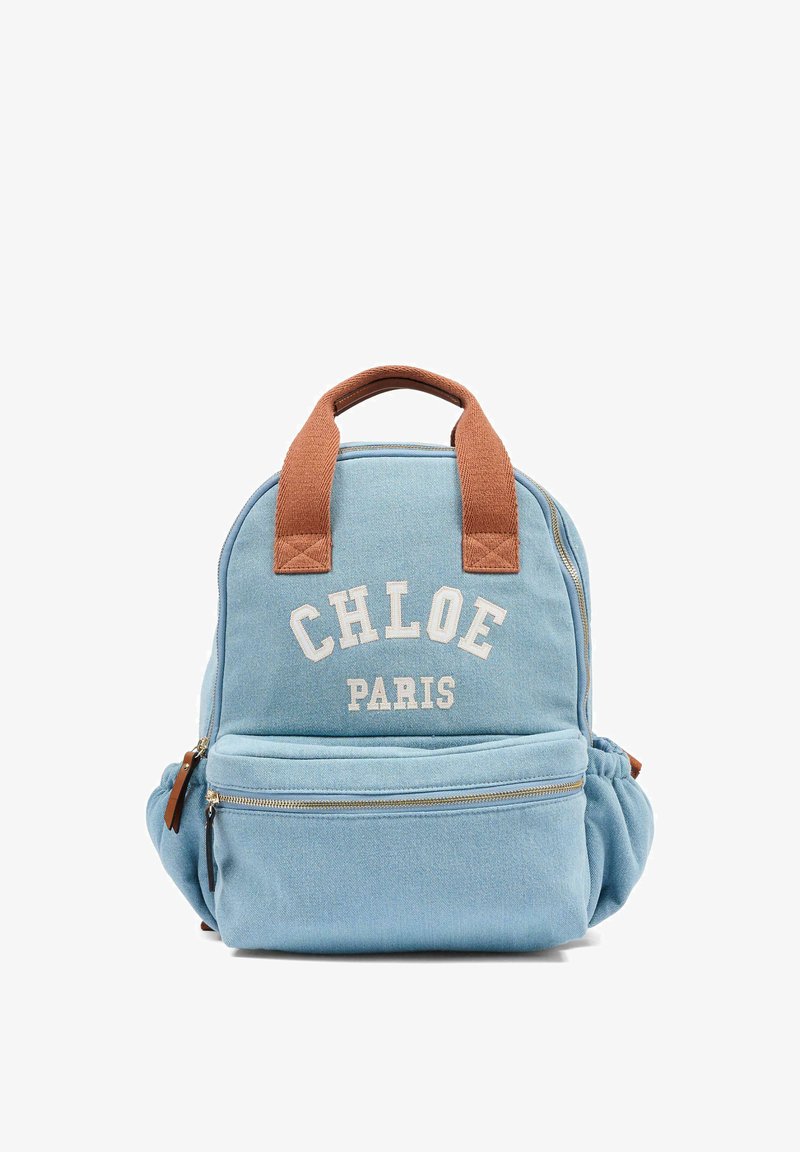 Jasnoniebieski plecak z tkaniny z brązowymi płóciennymi uchwytami, z napisem "CHLOE PARIS" w białym kolorze oraz przednią kieszenią na zamek z jasnobrązowym suwakiem.