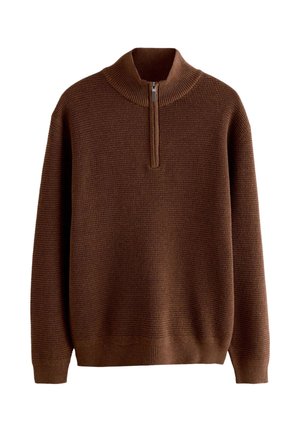 Pruun tekstuuriga kootud kampsun pikkade varrukatega ja veerandi pikkuse tõmblukuga kõrge kraega.