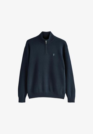 Tumed sinine neljandiku tõmblukuga sviiter ribatud krae, mansettide ja servaga, mille vasakul rinnal on väike broderitud hirve logo.