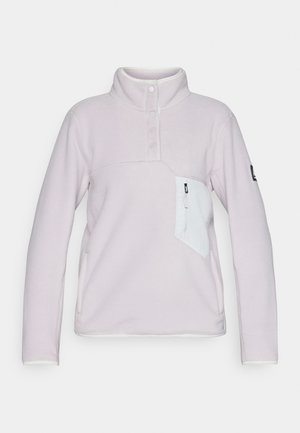 Violetti fleece-pullove, jossa on korkea kaulus, kolme etupainiketta ja valkoinen vetoketjullinen rintatasku. Korostaa valkoista reunusta.