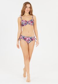 Bikini set med blommönster i rosa, blått och grönt. Toppen har underwire-stöd och justerbara axelremmar, medan botten har knytband på sidorna.