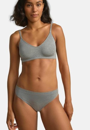 Ljusgrå bralette med tunna band, slät yta och en enkel design, ihop med matchande ljusgrå bikinibrief.