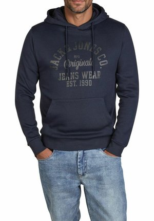 Marineblauwe capuchontrui met een voorvak, voorzien van een gedrukt logo en tekst in grijs. De stof oogt glad en zacht.