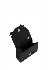 Sorte clutch-taske med struktureret front, rund top og to dekorative spænder. Har en knaplukning og et indre rum med lommer.