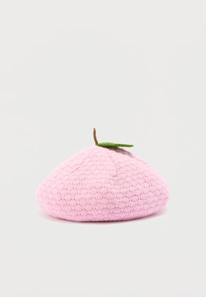 Pehme roosa kootud barett tekstuurse mustriga, millel on väike pruun varreke ja roheline leht peal, esitatud valgel taustal.