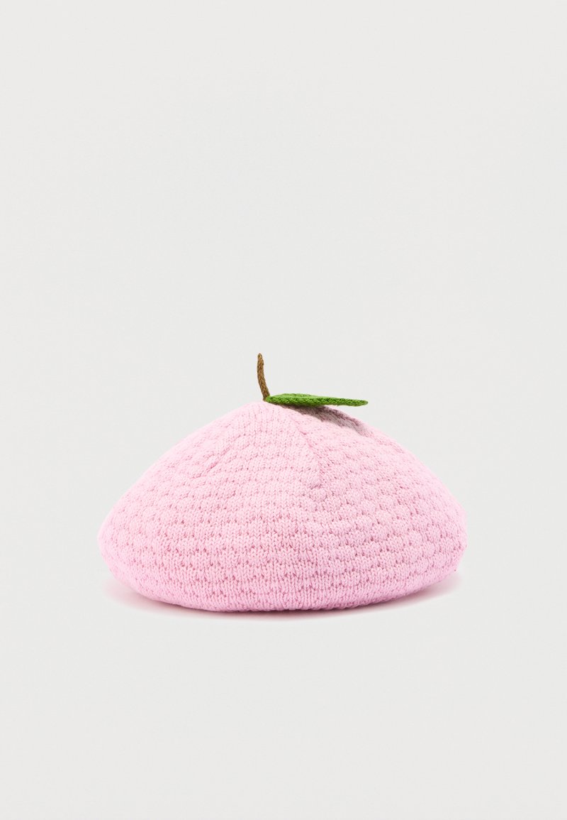 Ροζ απαλό πλεκτό μπερέ με υφή σχεδίου, που έχει ένα μικρό καφέ κοτσάνι και ένα πράσινο φύλλο στην κορυφή, εμφανισμένο σε λευκό φόντο.