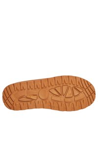 Suela de goma con un patrón de banda de rodadura robusto, que presenta surcos profundos, formas circulares y triangulares, en color marrón-anaranjado. Diseño duradero.