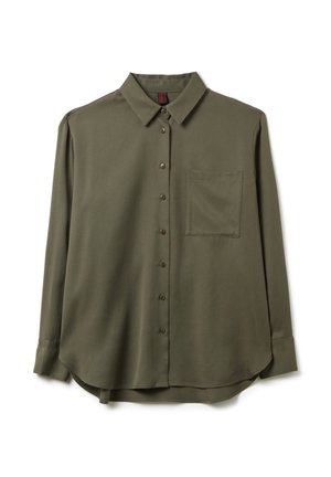 Camisa de manga larga verde oliva, confeccionada en tela suave, con cuello de punta, cierre de botones en la parte delantera y un bolsillo en el pecho. Diseño con dobladillo redondeado.