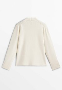 Pull en tricot couleur crème avec une texture côtelée, manches longues et encolure arrondie. Présente un design d'épaule sans couture.