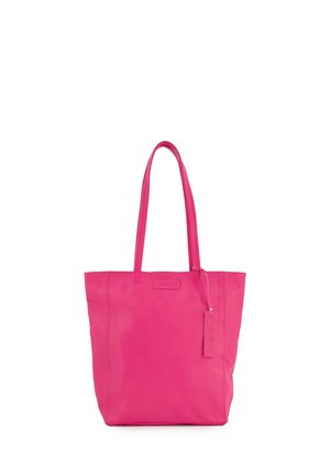 Jasnoróżowa skórzana torba na ramię z długimi uchwytami i małą prostokątną metką przymocowaną blisko górnej krawędzi.