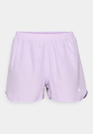 Lavendli sportlikud lühikesed püksid elastse vöökohtaga, niiskust eemaldav kangas ja väike valge logo alumises paremas nurgas.