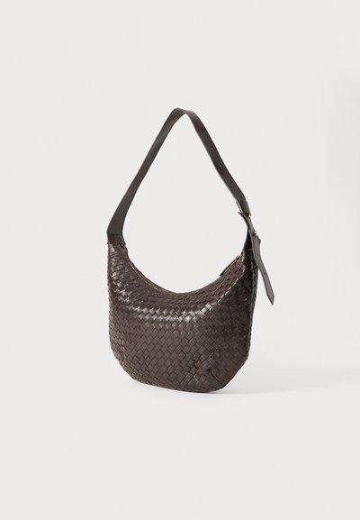 Sac en cuir tissé marron foncé avec une silhouette courbée, une seule bandoulière et une surface texturée. Dispose d'une fermeture éclair en haut.